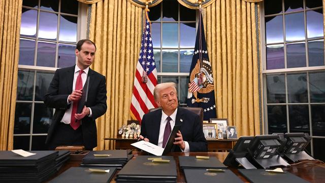 TOPSHOT - US President Donald Trump signs executive orders in the Oval Office of the WHite House in Washington, DC, on January 20, 2025. (Photo by Jim WATSON / AFP) (Photo by JIM WATSON/AFP via Getty Images)