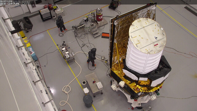 Il telescopio dell'ESA Euclid mentre viene rifornito di propellente poco prima del lancio. Umani come scala.
ESA's Euclid telescope while being fuelled before launch.
Humans for scale. 
