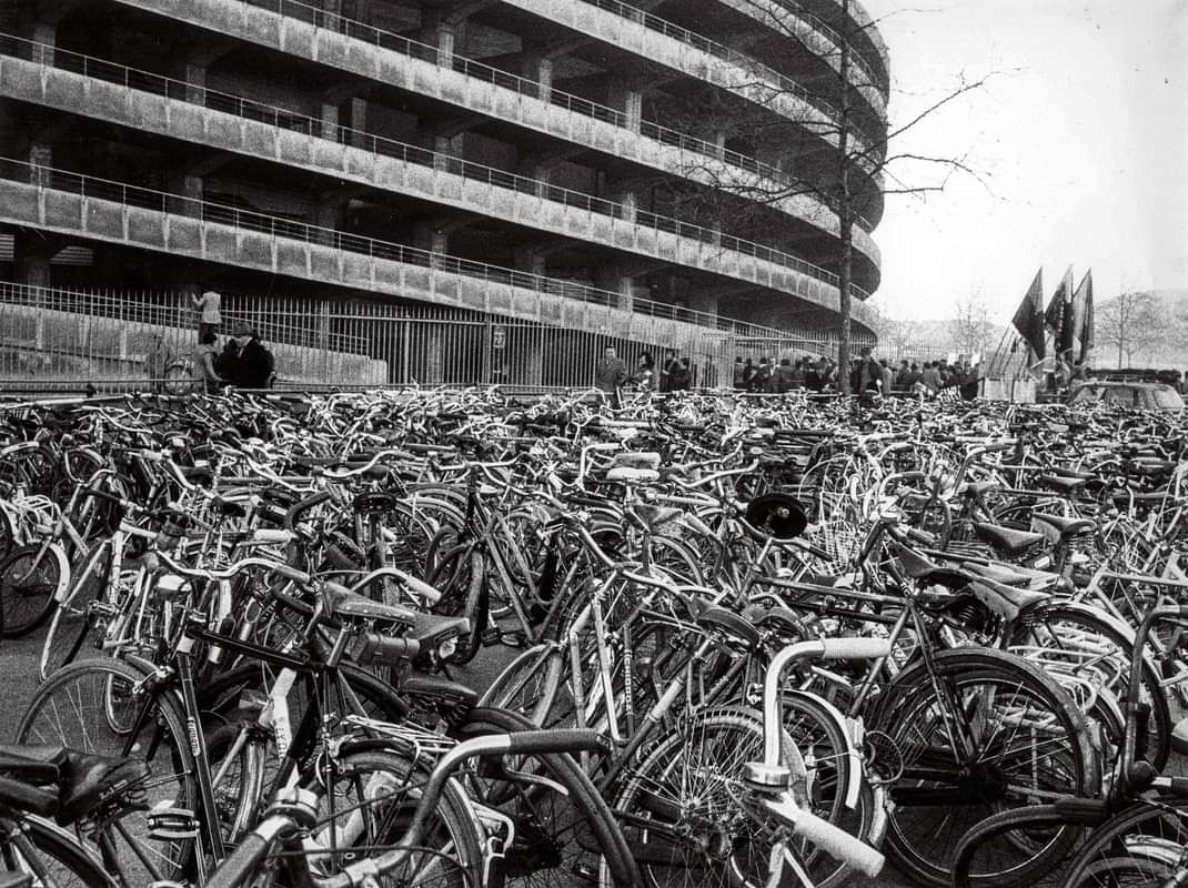 #Milano stadio San siro 1973, durante la crisi petrolifera: tutti in #bici!