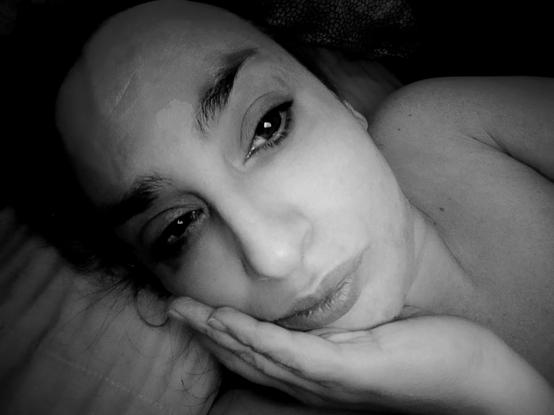 In questa foto una cuochina che si fa un autoscatto prima di andare a letto totalmente nuda ma ricoperta di tessuti in pile. La foto funge da copertina del blog.
Allora tu che non puoi vedermi lascia che ti racconti la bellezza del mio animo cliccando sul link.