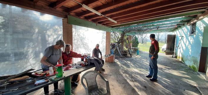 Pausa pranzo. I nostri volenterosi lavoratori durante il meritato riposo.
Se taja el salado