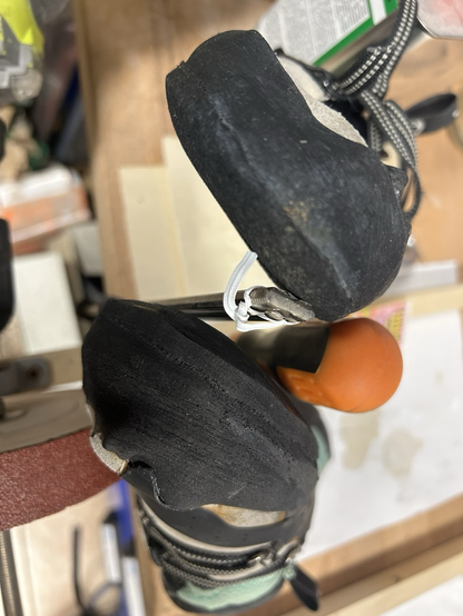 Una scarpa risuolata e una ancora da risuolare, viste di punta.