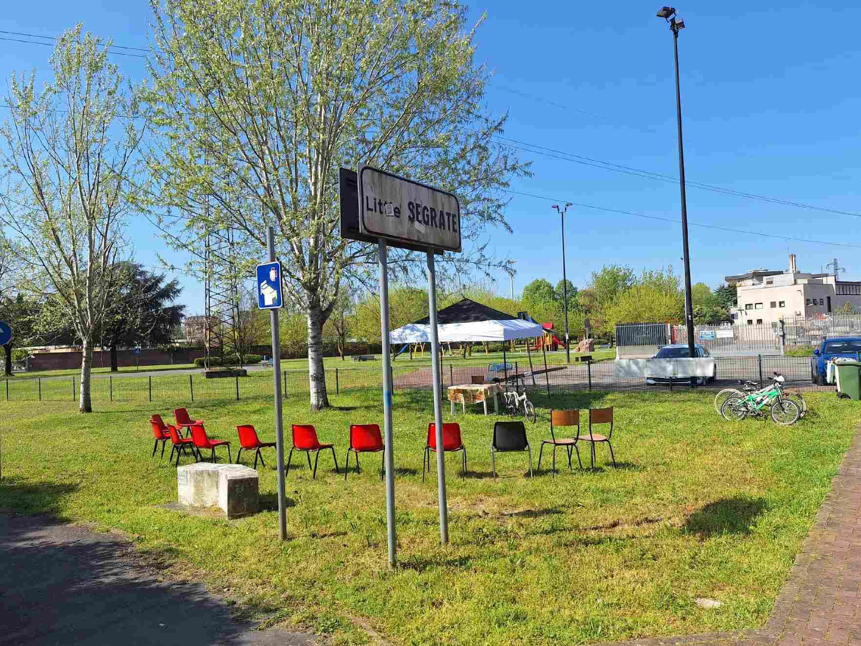 Foto di un prato su cui sono disposte alcune sedie rosse per l'asta.