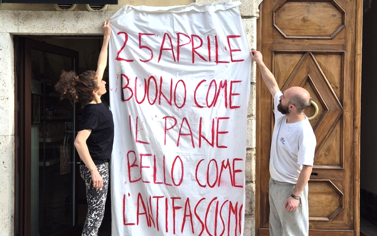 Lo striscione antifascista, i cui autori sono stati identificati dalle zelanti FdO di Ascoli