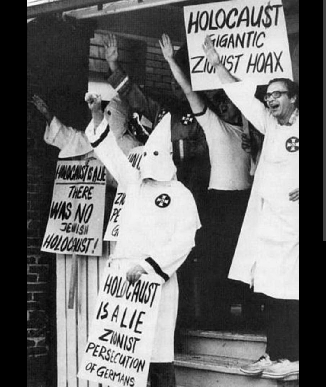 Utenti di X

(foto di negazionisti della Shoah vestiti come coglioni del KKK) 