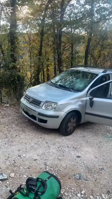 Filmato di una Panda demolita minuziosamente, un bel esempio di violenza.