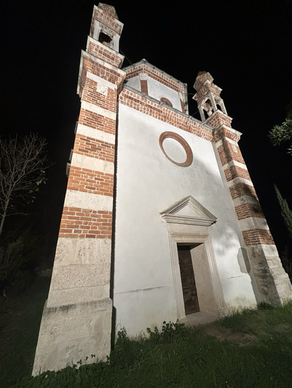 Foto grand’angolo della Chiesa dei 5 Campanili a Finale Ligure
