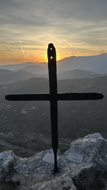 La croce di Perti appena verniciata di nero.