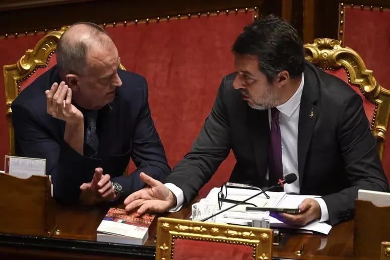 Calderoli che parla con Salvini