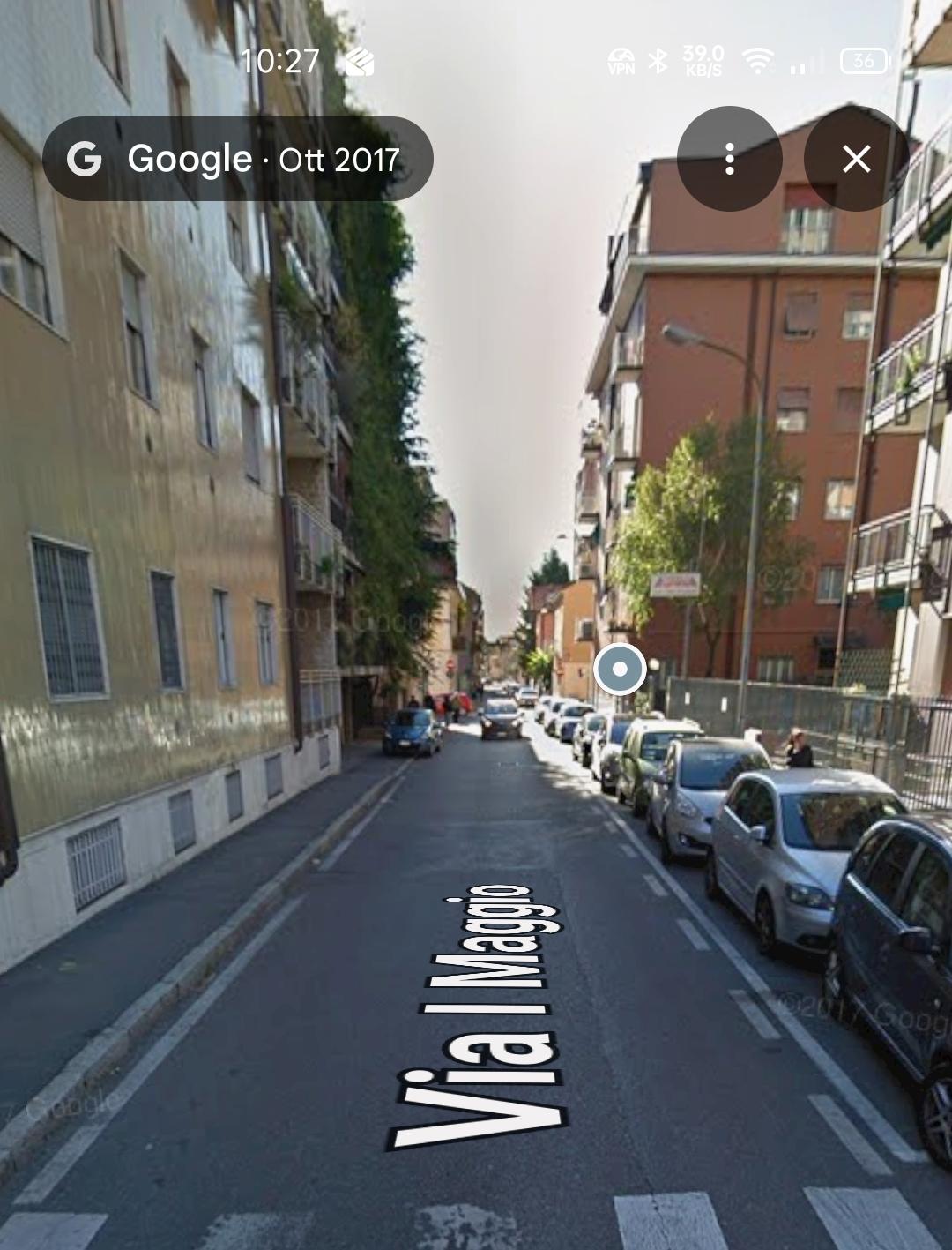 screenshot da Google Maps di una via residenziale a Cinisello. Si notano palazzoni anni 60 senza spazi per attività commerciali al pian terreno