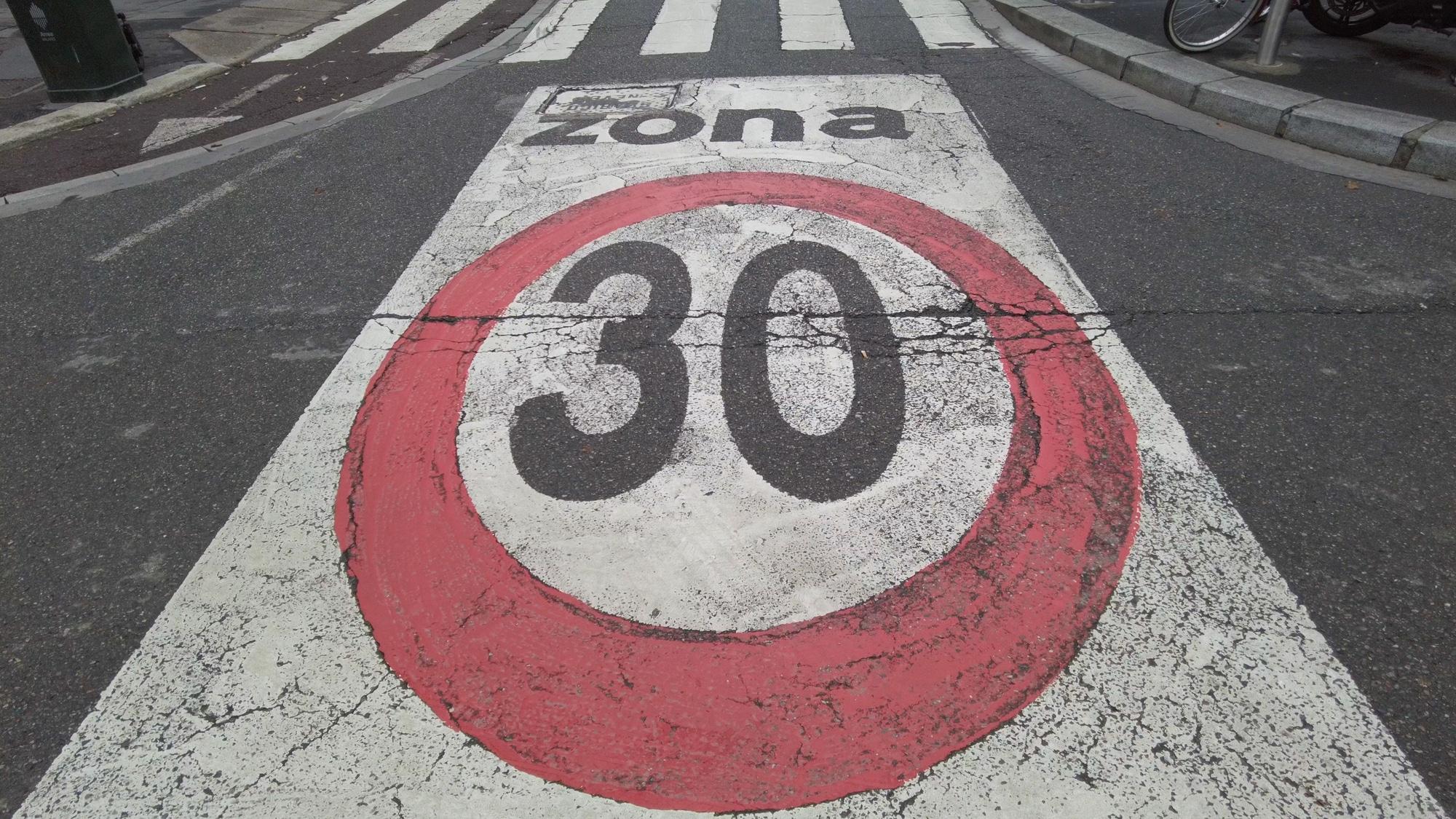 Sempre più città introducono Zone 30 Km/h. Diminuiscono incidenti e vittime, ma non le polemiche