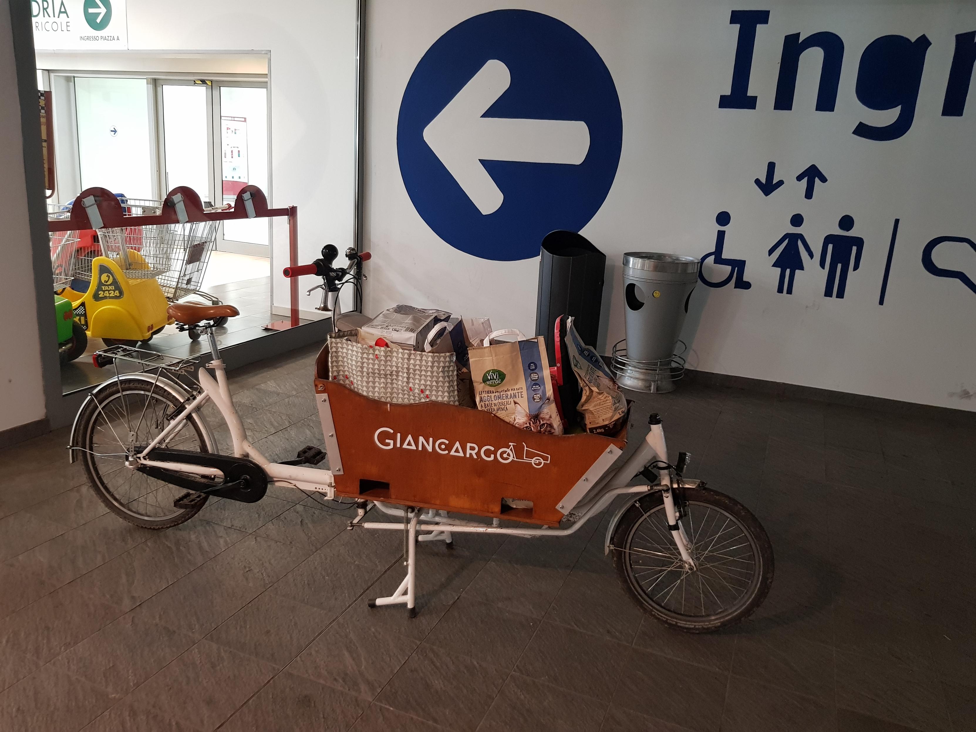 Bicicletta cargo a due ruote piena di merci.