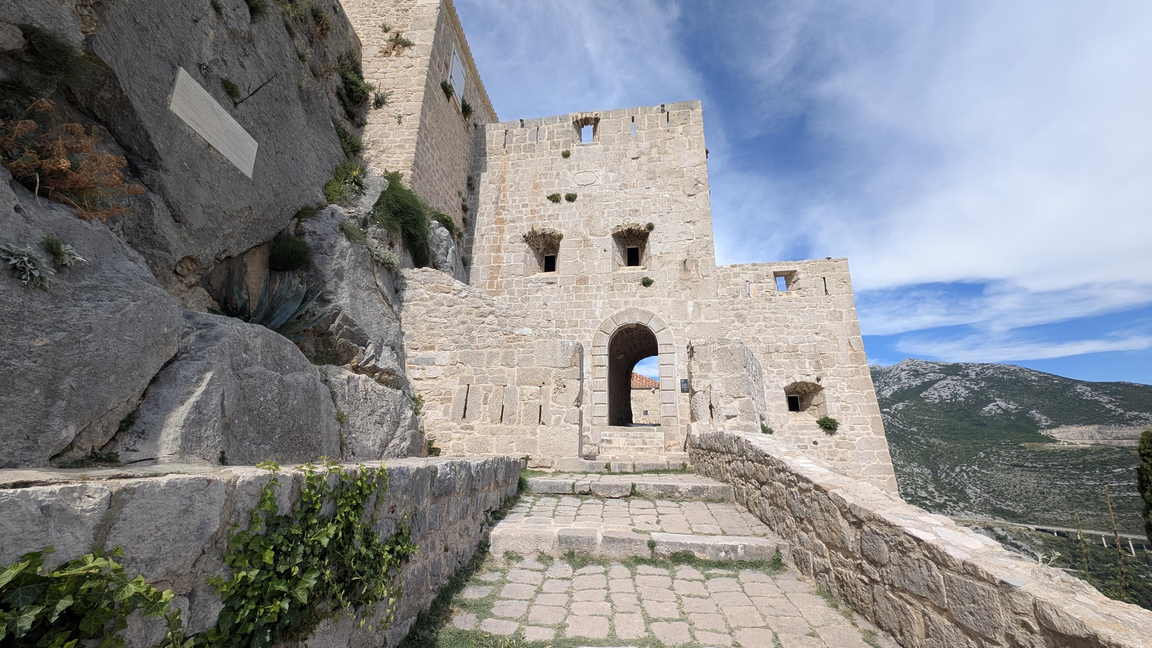 Porta d'ingresso (interna) della fortezza-castello di Klis, costruito sulla roccia