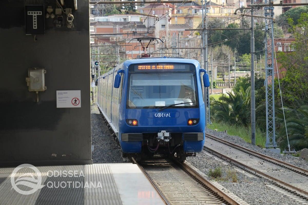La fotografia mostra la stazione ferroviaria di Acilia con i binari, le banchine e gli accessi utilizzati quotidianamente dai pendolari della Roma-Lido. Sono visibili le strutture della fermata e gli spazi destinati ai passeggeri. L'immagine rappresenta uno dei principali punti di interscambio della linea, interessato dagli interventi di riqualificazione che comporteranno modifiche temporanee al servizio e all'accessibilità.
