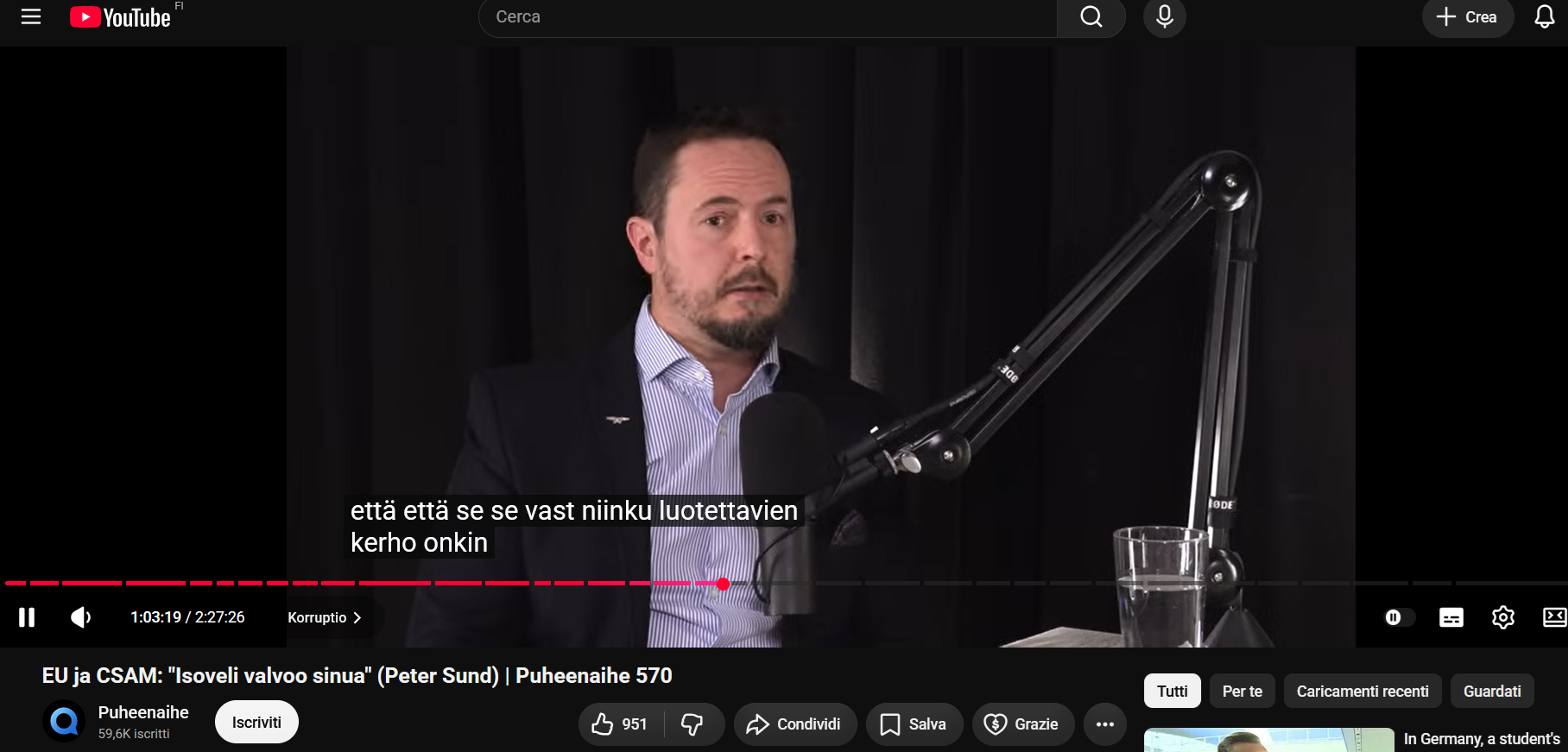 Screenshot del video-podcast in questione (Il cui titolo è: EU ja CSAM: "Isoveli valvoo sinua" (Peter Sund) | Puheenaihe 570 ) Lo screenshot che ho fatto è a circa a metà video. Il video è in finnico, e non ci capisco niente.