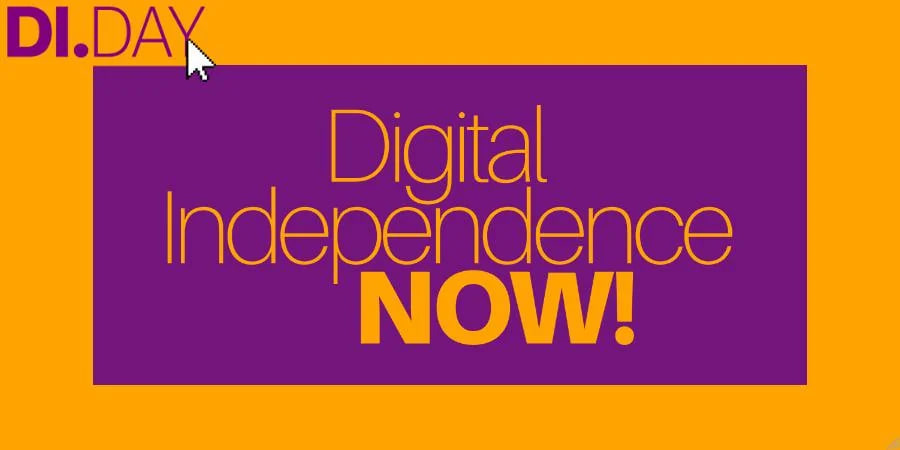 Un'immagine con uno sfondo arancione e un rettangolo viola centrale. In alto a sinistra è presente la scritta bianca "DI.DAY", con un cursore del mouse bianco posizionato sulla lettera 'Y'. All'interno del rettangolo viola compare il testo "Digital Independence NOW!". Le parole "Digital Independence" sono scritte con un carattere sottile e chiaro, mentre "NOW! "NOW!" è scritto in caratteri grandi, spessi e di colore giallo. Un'immagine con uno sfondo arancione e un rettangolo viola centrale. In alto a sinistra è presente la scritta bianca "DI.DAY", con un cursore del mouse bianco posizionato sulla lettera 'Y'. All'interno del rettangolo viola compare il testo "Digital Independence NOW!". Le parole "Digital Independence" sono scritte con un carattere sottile e chiaro, mentre "NOW! "NOW!" è scritto in caratteri grandi, spessi e di colore giallo.