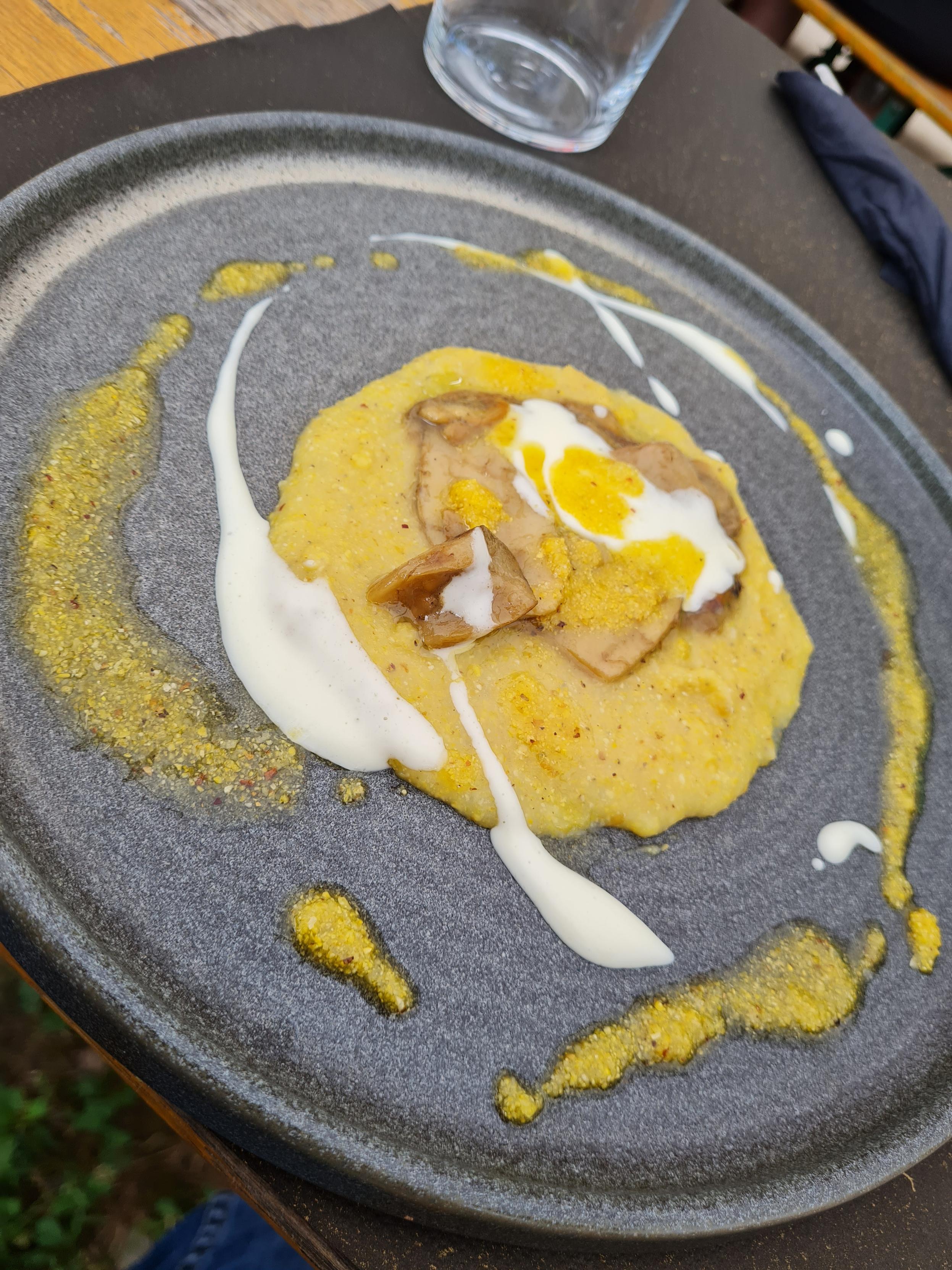 Polenta con crema di montasio e porcini.