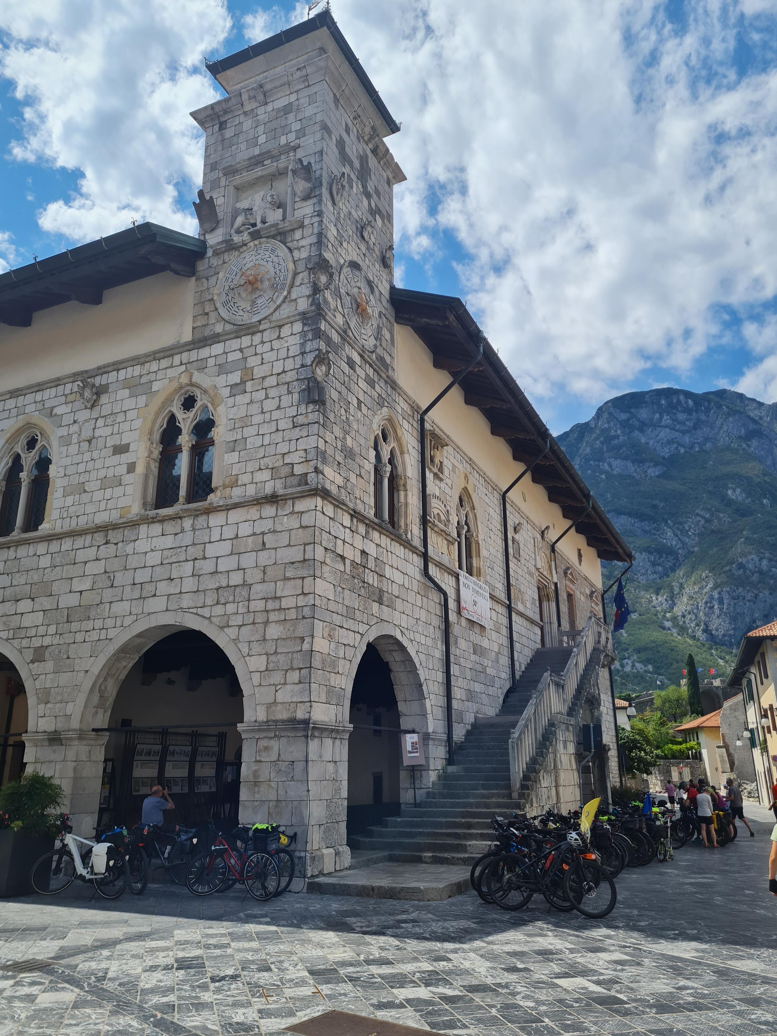 Gruppo di cicloturisti a Venzone.