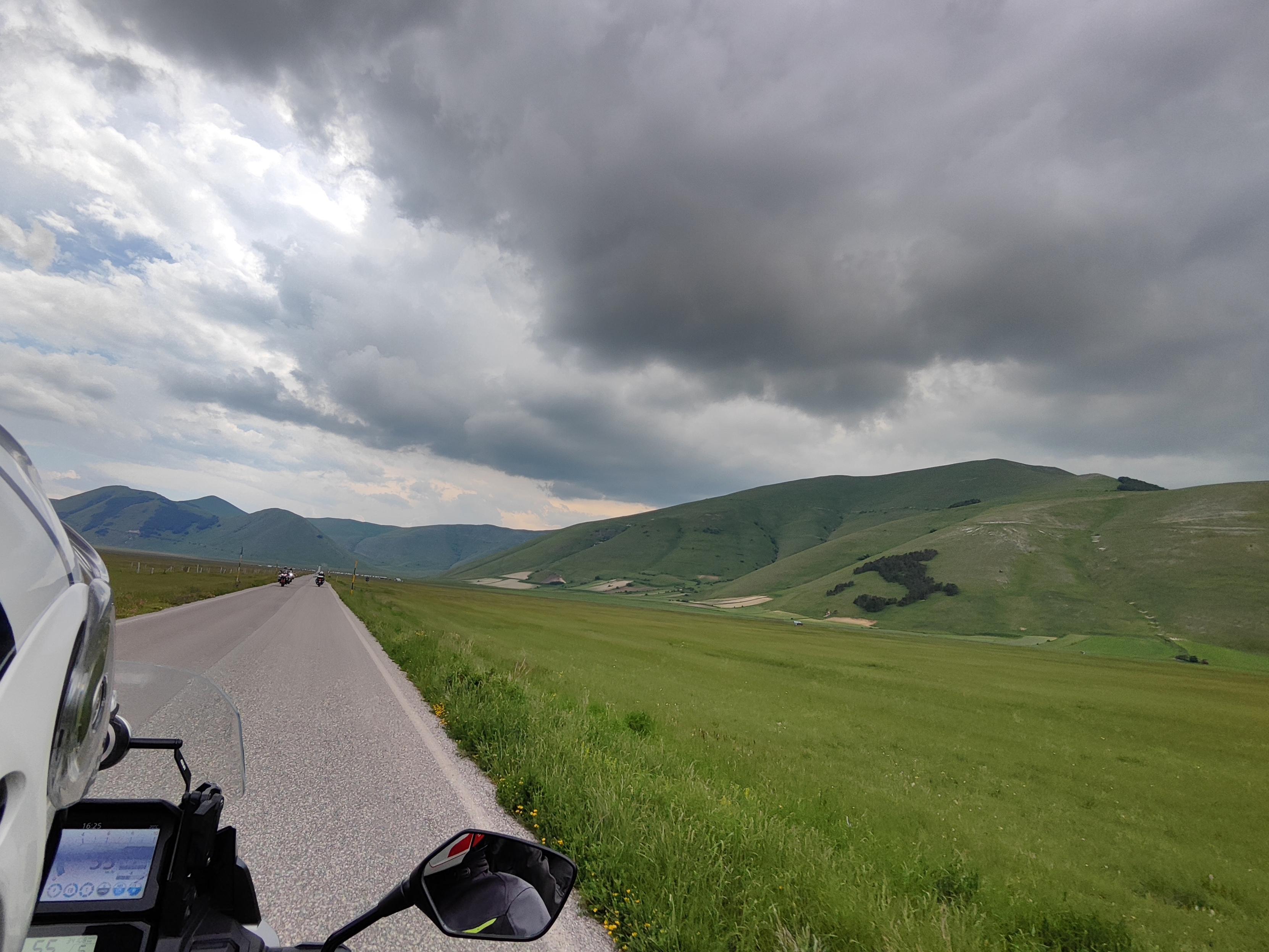in moto sulla SP477 verso il valico di Castelluccio che scende nel centro di Norcia. sulla montagna a destra il celebre 'Bosco Italia', bosco di conifere piantato nel 1961 in occasione del centenario dell'unità. ph. 1°giu.2026 ore 16.30