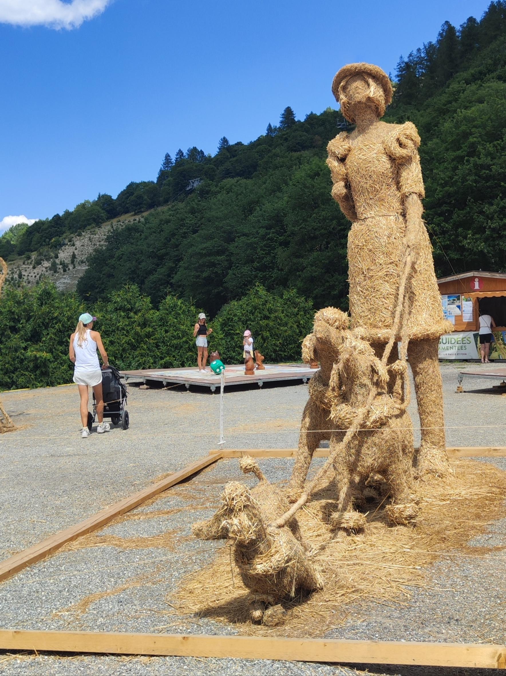 Terzo premio della giuria e Premio del pubblico giovane – Andare a fare una passeggiata – Sanita RAVINA & Zile OZOLINA (Lettonia)
scultura di paglia e fieno partecipante all’edizione 2026, altopiano dei Verneys, Valloire F
ph. 2 ago.2026