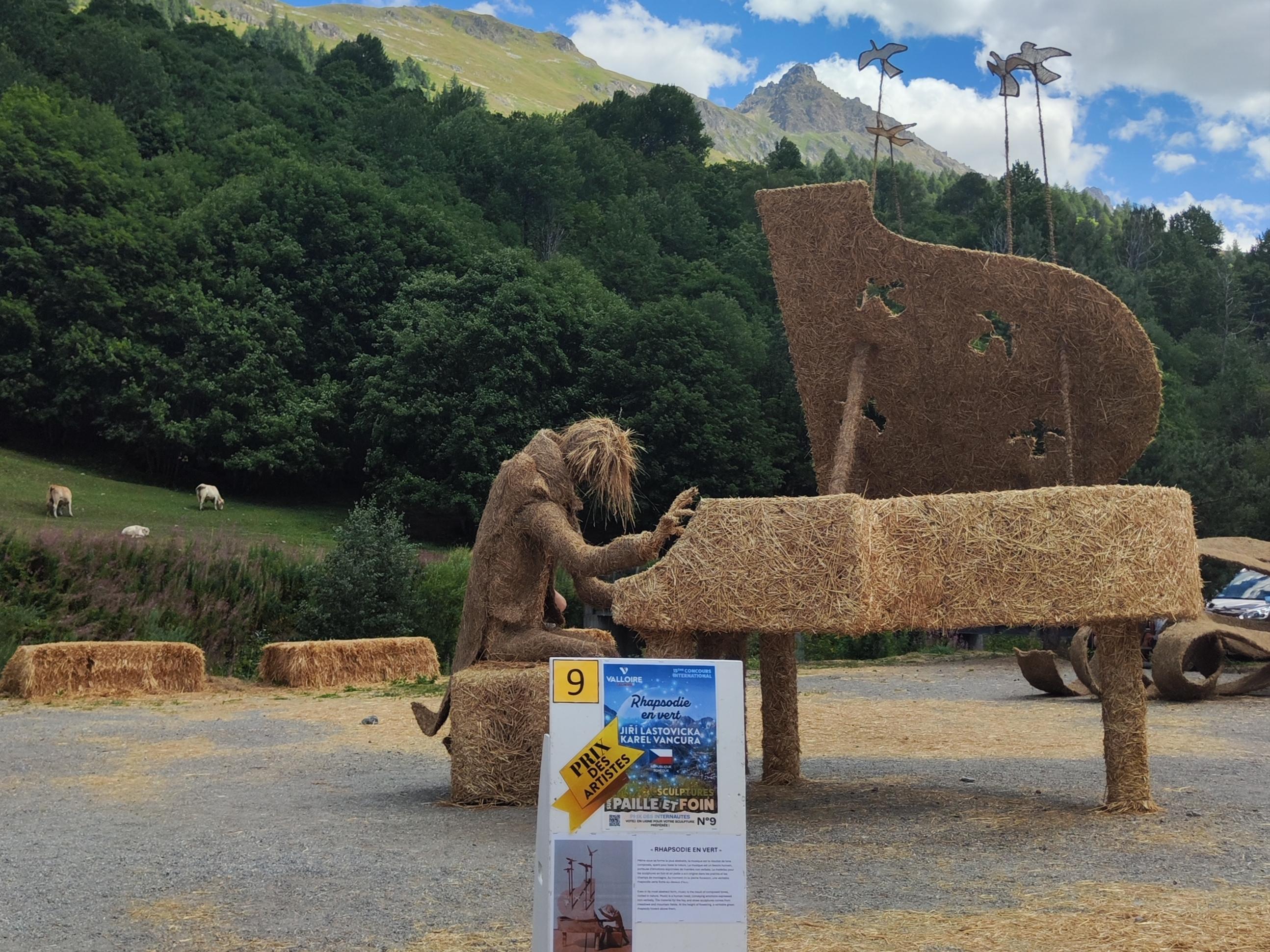 Premio degli artisti – Rapsodia in verde – Jiří LASTOVICKA & Karel VANCURA (Repubblica ceca)
scultura di paglia e fieno partecipante all’edizione 2026, altopiano dei Verneys, Valloire F
ph. 2 ago.2026