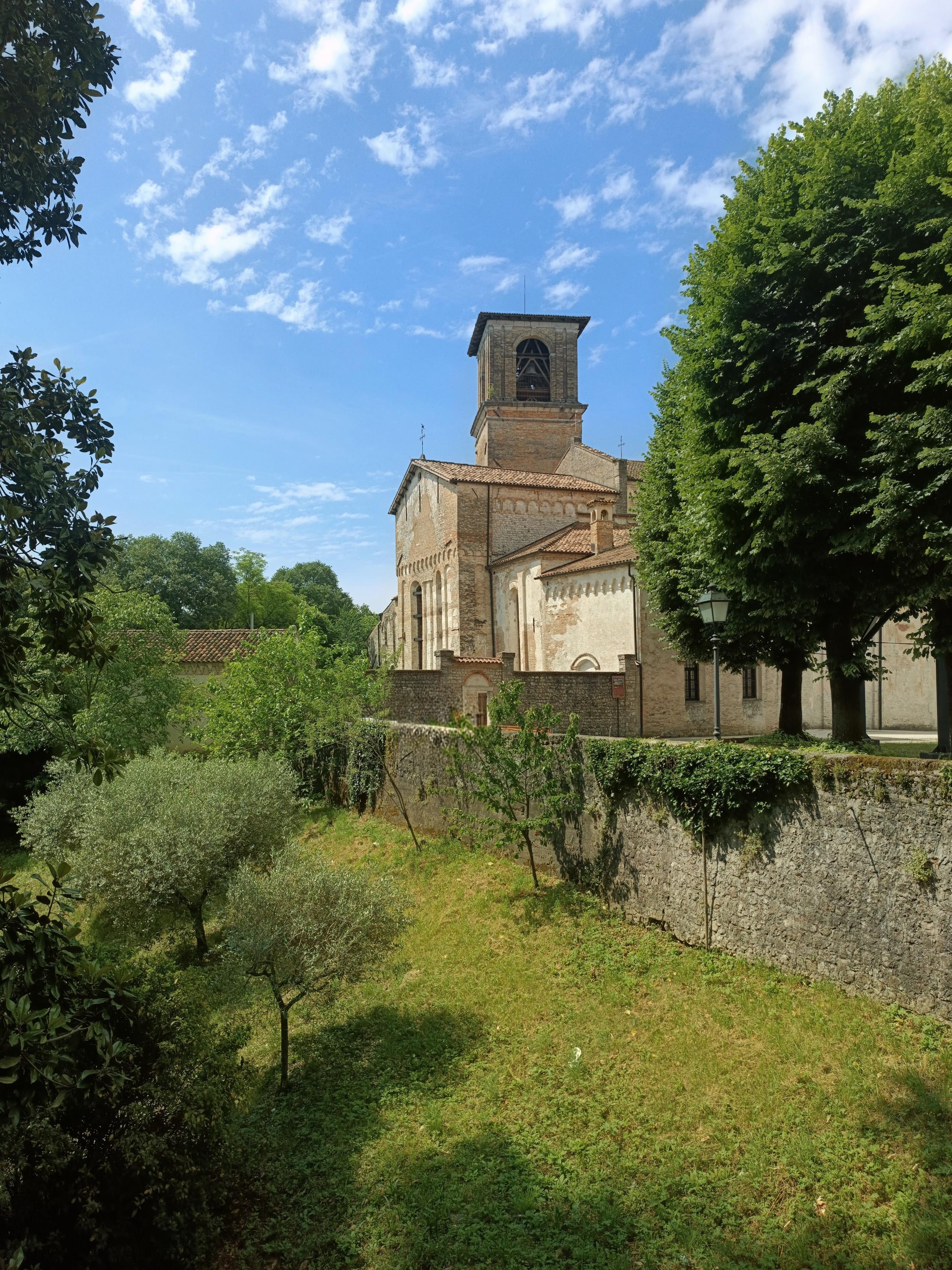 Il duomo di Spilimbergo visto dal fossato del castello.