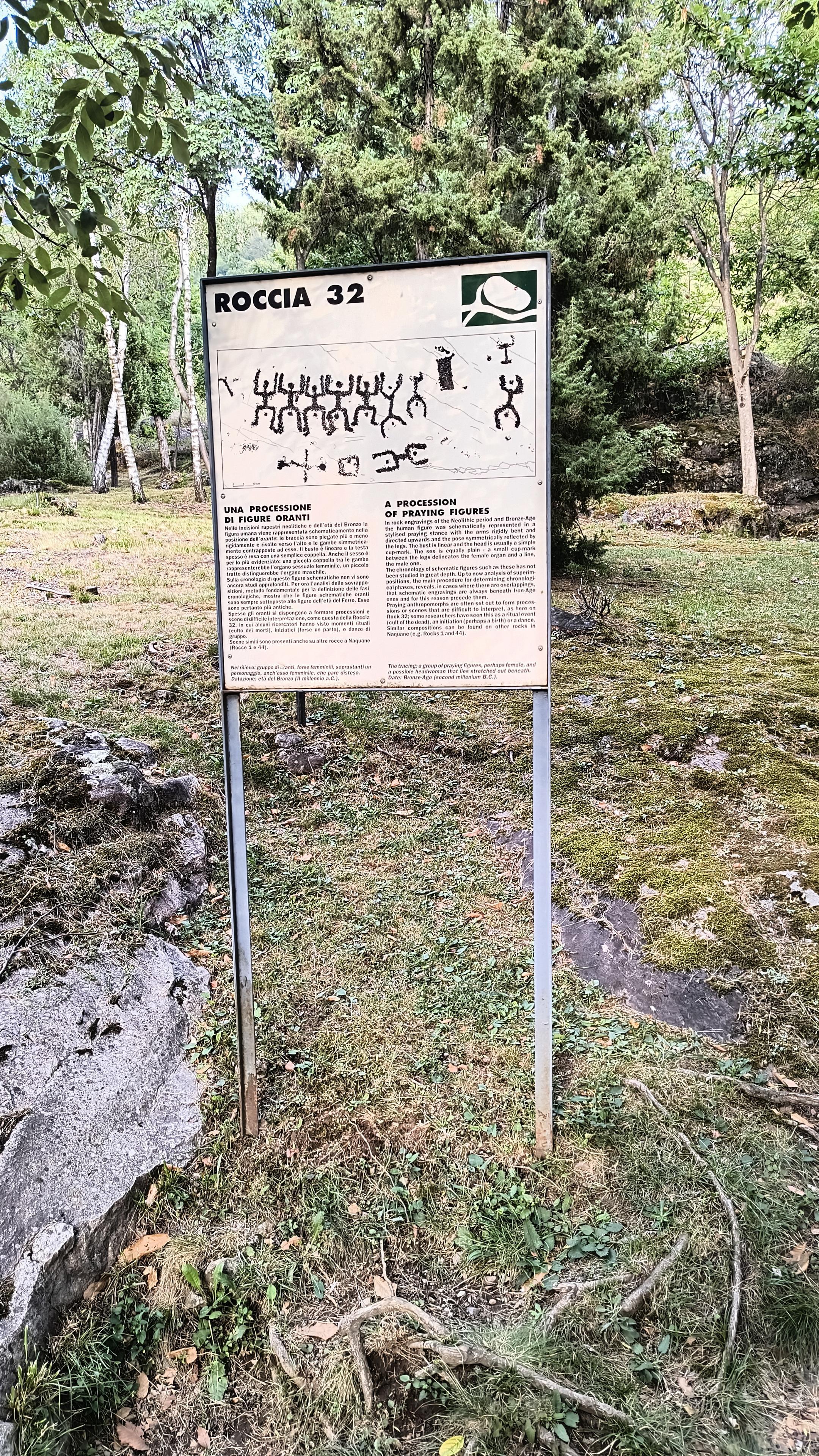 cartello alla 'roccia 32' Parco di Naquane ph. ago.2026 di Luca Termite