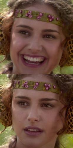Un collage verticale di due ritratti ravvicinati della stessa persona su uno sfondo verde sfocato. Nella parte superiore, la persona sorride ampiamente mostrando i denti. Nella parte inferiore, la persona ha un'espre un'espressione neutra con la bocca leggermente aperta. La persona indossa una fascia verde decorata con piccoli fiori rosa e grandi ornamenti dorati vicino alle orecchie. I capelli sono castani e mossi.