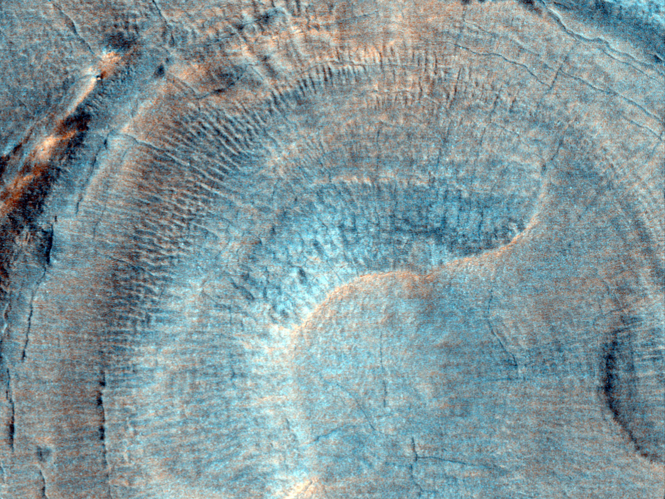 L’obiettivo di questa osservazione è determinare la natura di una struttura stratificata presente all’interno di un piccolo cratere da impatto recente.