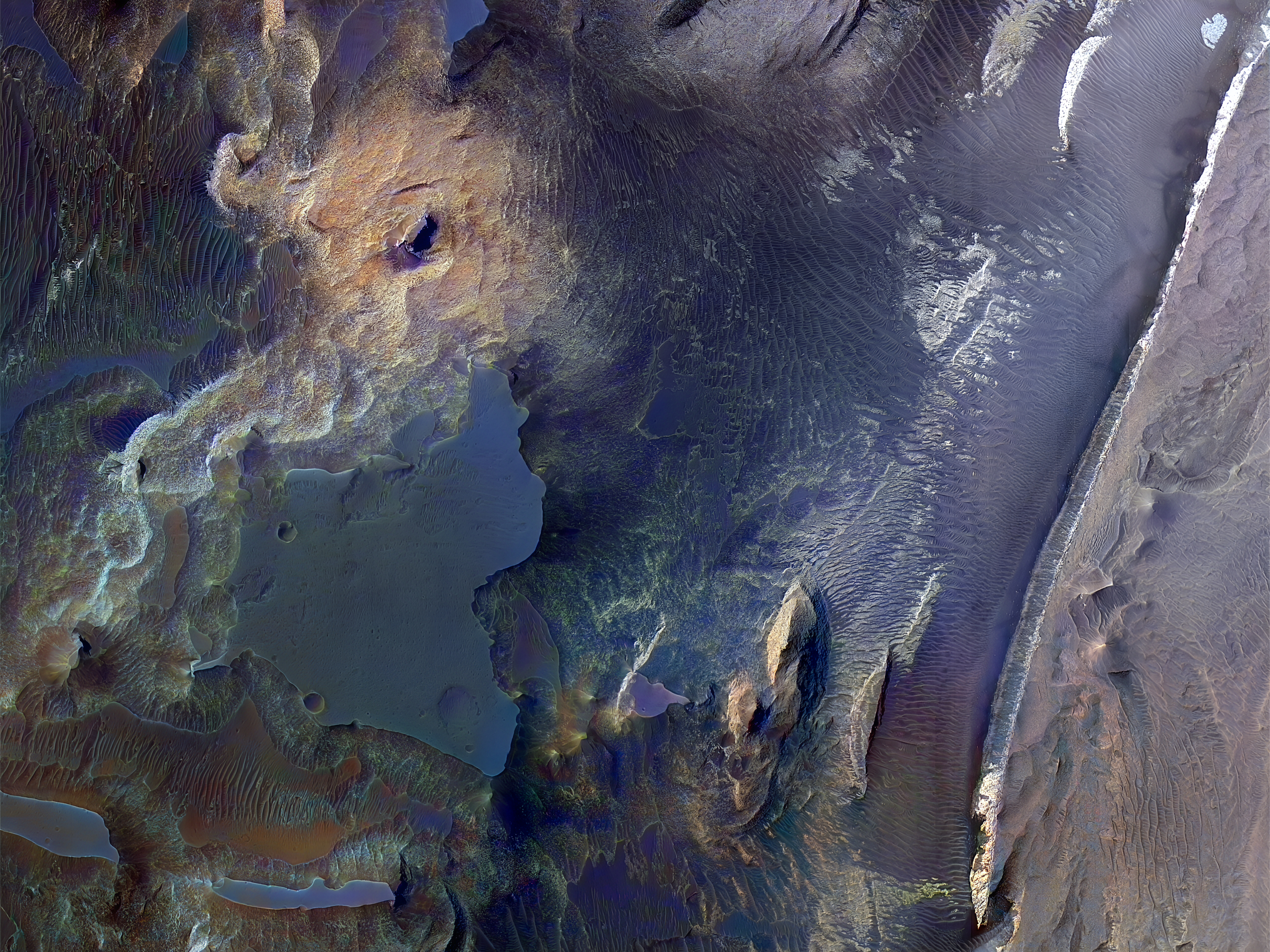 Le immagini della Context Camera mostrano la presenza, tra i blocchi che compongono il terreno caotico, di depositi dalle tonalità chiare.