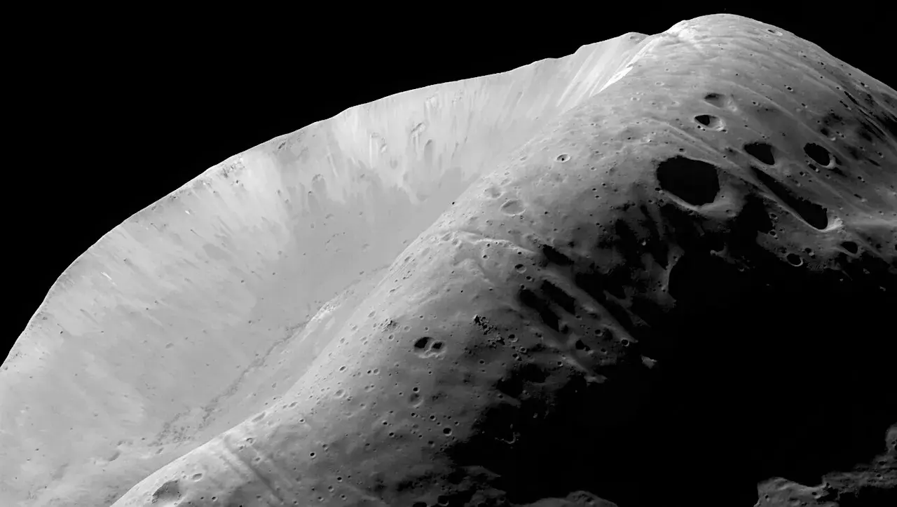 Questa immagine di Phobos, il più interno e il maggiore dei due satelliti di Marte, è stata scattata dalla sonda Mars Global Surveyor il 19 agosto 1998.