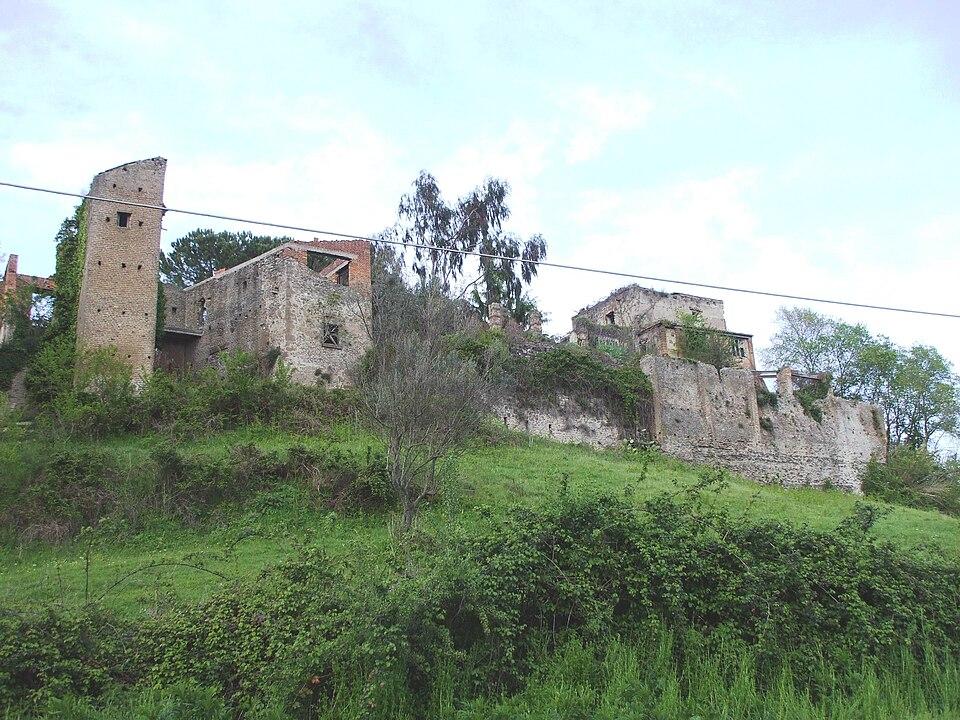 Rovine di un castello medievale di un colle incolto Vi sono segni di occupazione recente e disordinata Sotto ( dicono) resti Romani e volsci