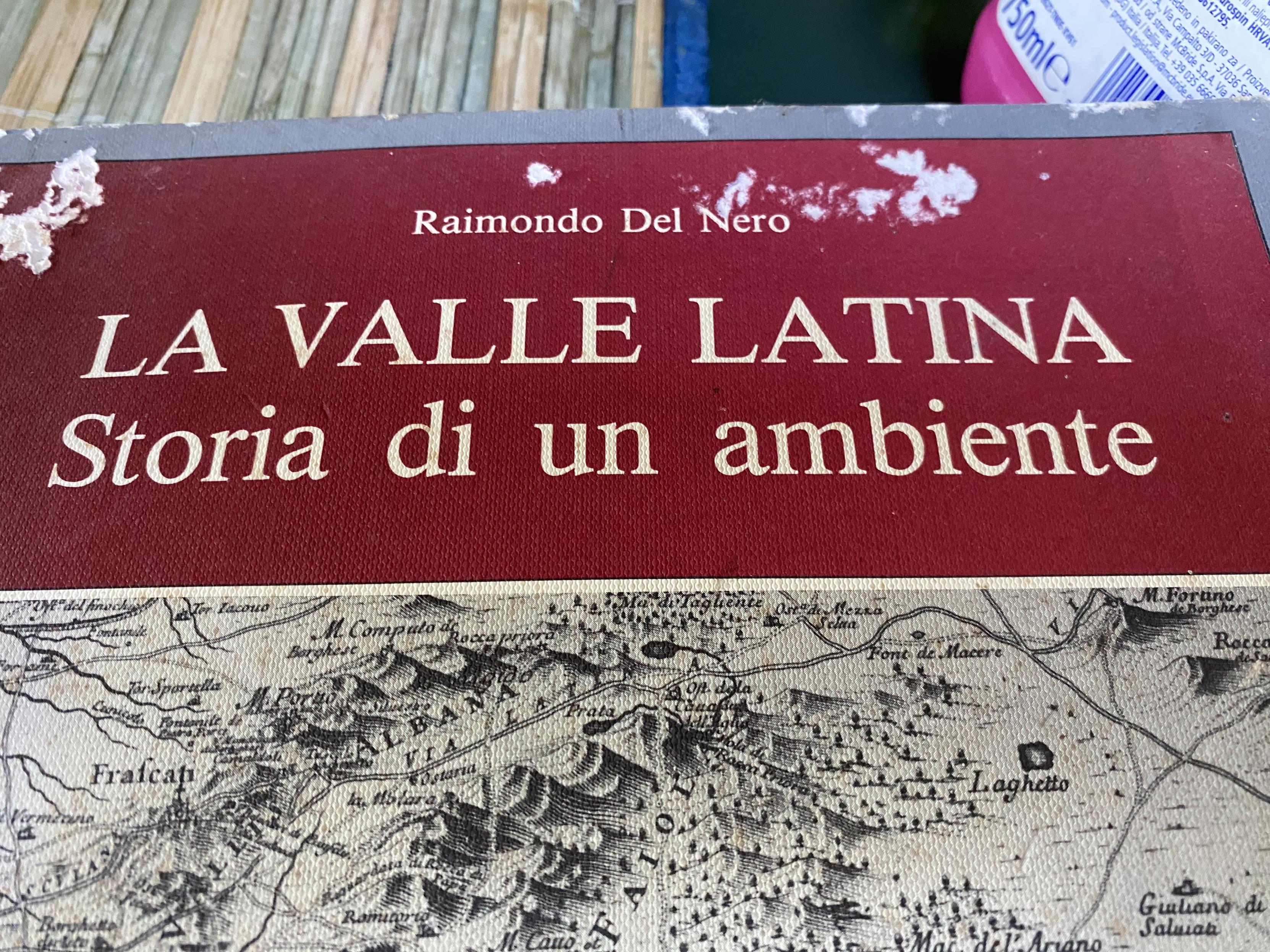 Cover of the book by Raimondo del Nero La Valle Latina - storia di un ambiente A red covet with white lettering And partially visible illustrationof an old map