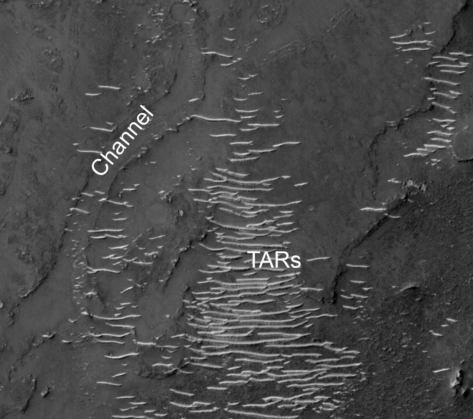 Osservando tra le TAR, si nota una rete di antichi canali erosi, scavati dall'acqua, dalla lava o da entrambi.

L'intera area si trova in Solis Planum, un interessante terreno tettonico a sud di Noctis Labyrinthus che pende generalmente verso sud.