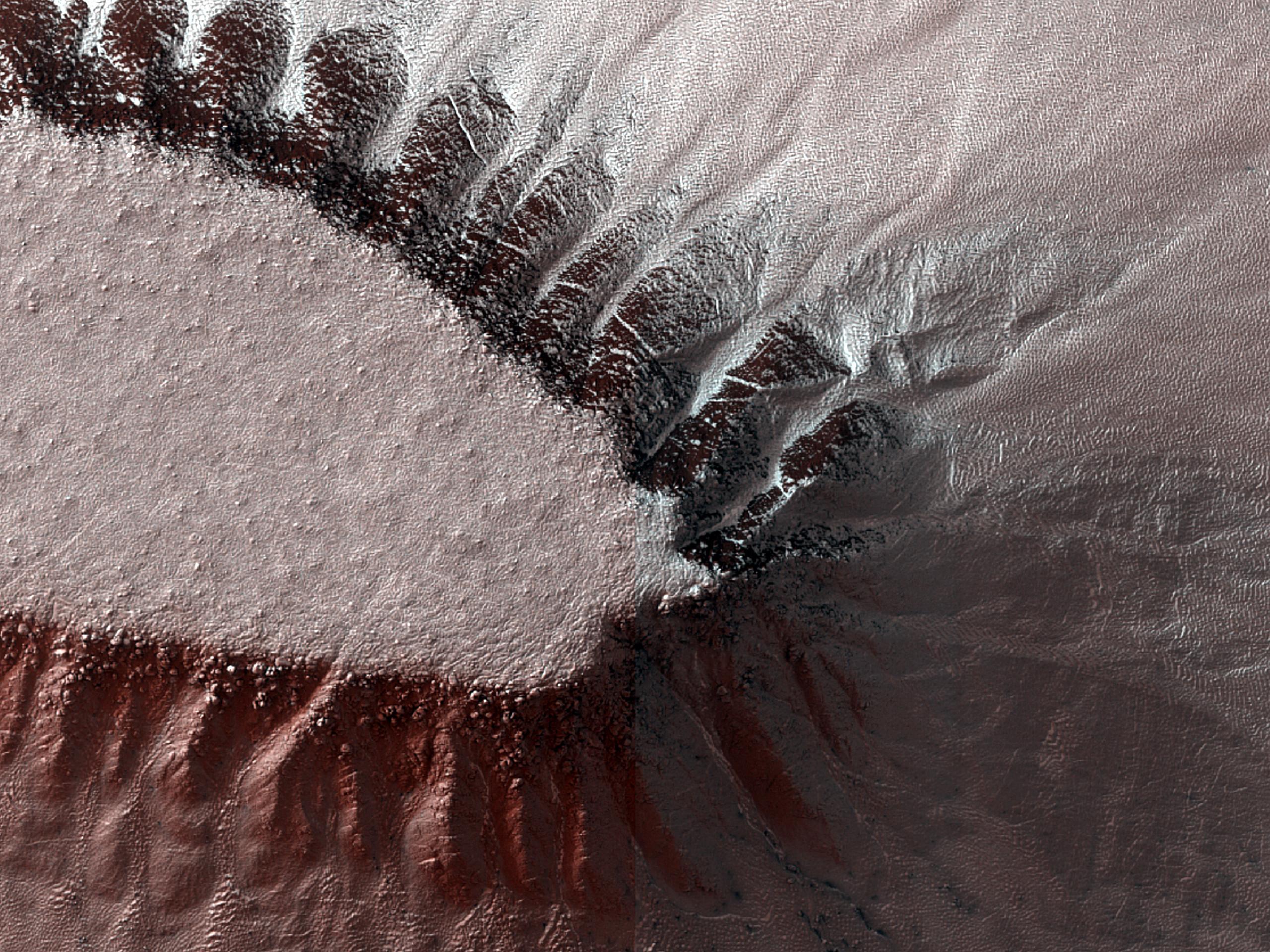 In questa immagine sono di particolare interesse i canaloni (gullies), visibili a intervalli regolari, che scendono dalle cime degli alti altipiani (mesas) verso il terreno più basso. Durante lo scongelamento, questi canaloni diventeranno attivi, ospitando flussi di una miscela di brina, gas e materiale roccioso sottostante. Le temperature estremamente basse della brina di anidride carbonica indicano che non vi è alcun coinvolgimento di acqua liquida.