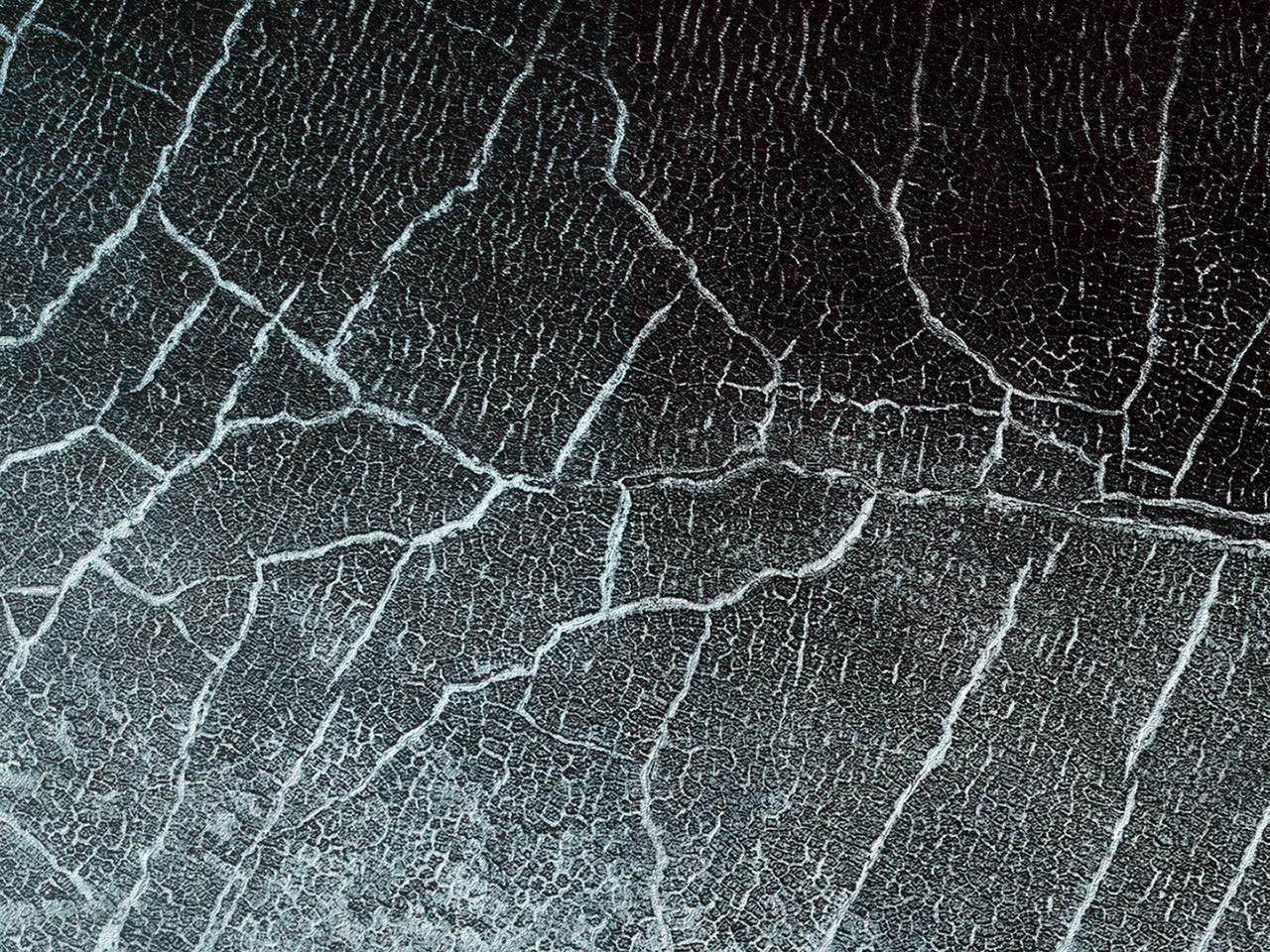 Gli scienziati riconoscono la presenza di ghiaccio nel cratere anche in altri modi. Le crepe superficiali che formano figure poligonali ricoprono il materiale all’interno del cratere. Sono facilmente visibili in questa immagine scattata in primavera perché il gelo stagionale si nasconde all’interno delle crepe, delineandole di un bianco brillante. Queste crepe si formano perché il ghiaccio nel sottosuolo si espande e si contrae notevolmente man mano che si riscalda e si raffredda.
Gli scienziati possono osservare crepe simili nelle aree ghiacciate della Terra e in altri luoghi ghiacciati su Marte.
Se osservate attentamente, noterete piccoli poligoni all’interno di quelli più grandi. I poligoni piccoli sono più recenti e le crepe meno profonde, mentre quelli grandi sono contornati da crepe che penetrano più in profondità.