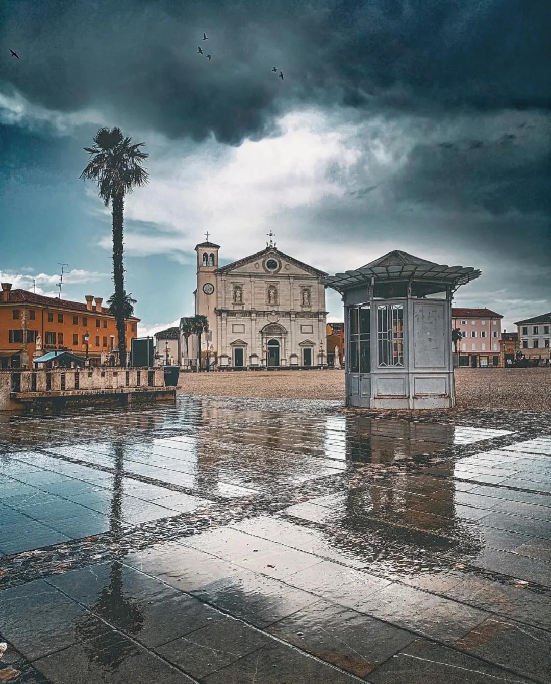 Foto della piazza principale di Palmanova con il suolo bagnato dalla pioggia.