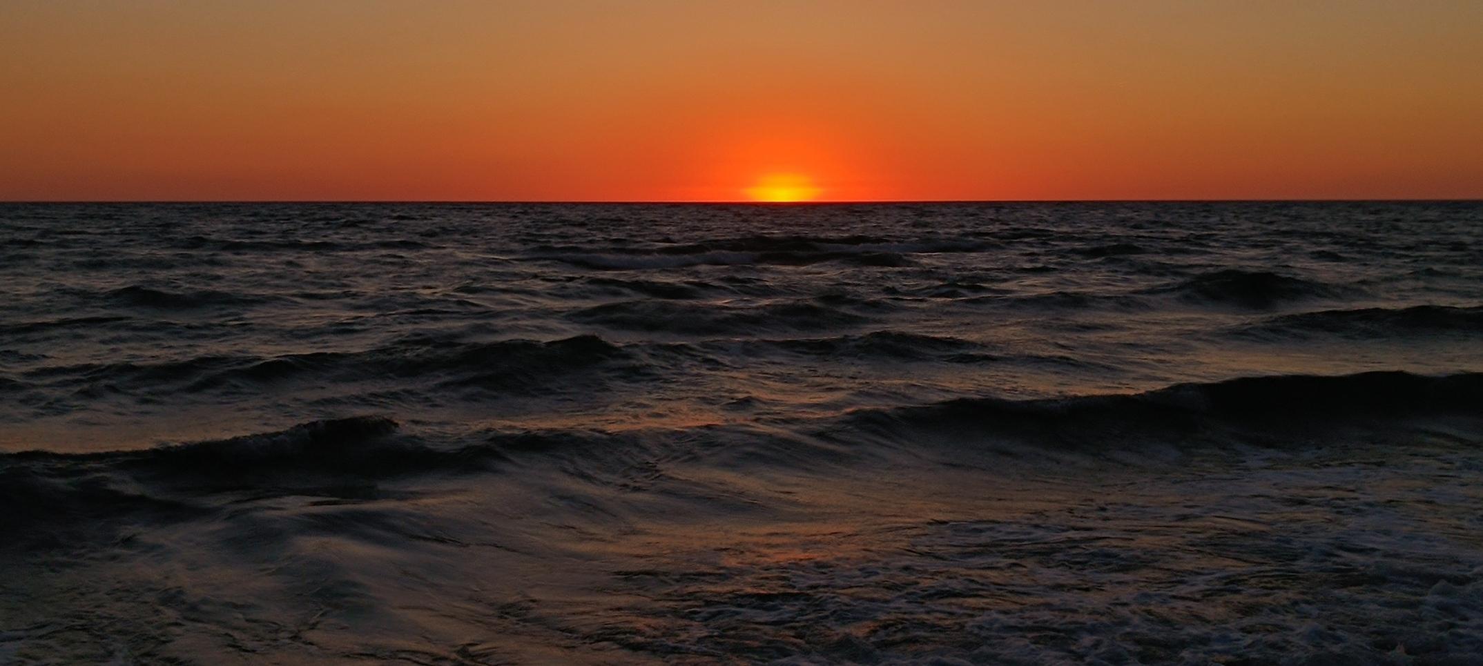 Sole appena tramontato sul mar Tirreno