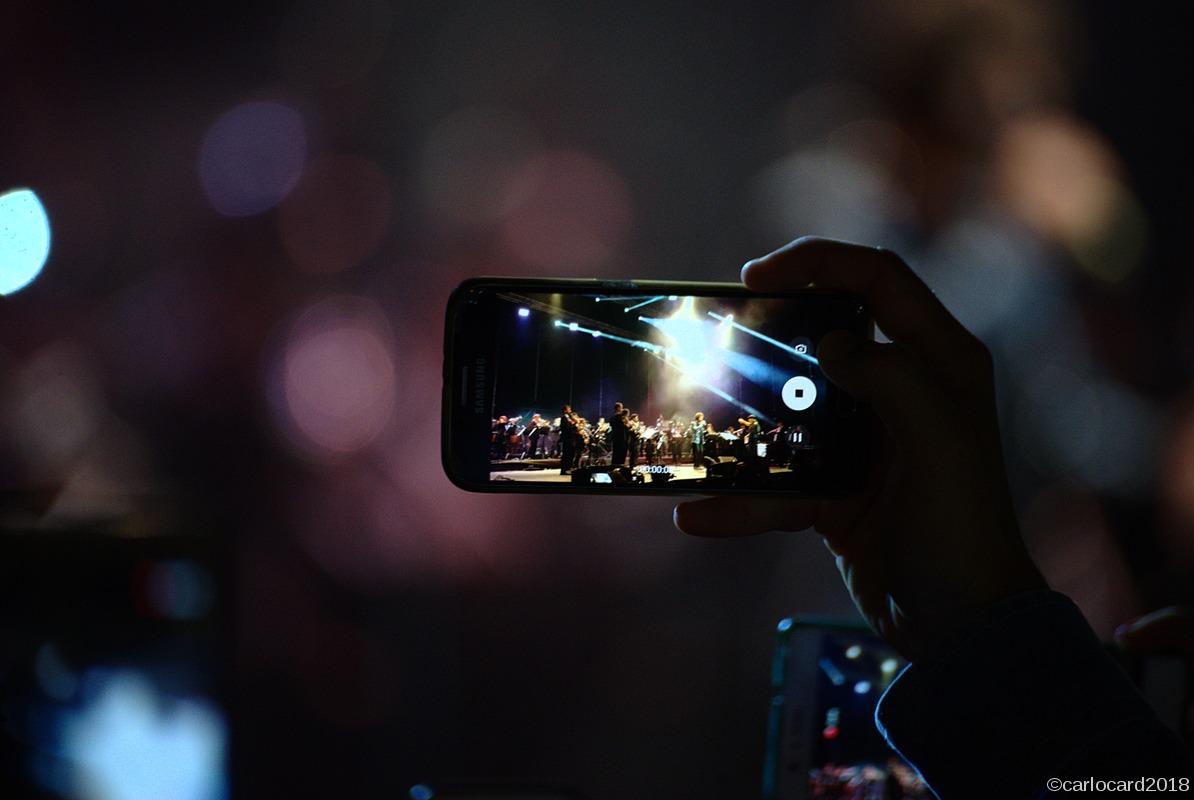 Uno smartphone colto mentre riprende il concerto di Max Gazzé a Matera per l'edizione 2018 di Materadio, la festa di Radio 3.