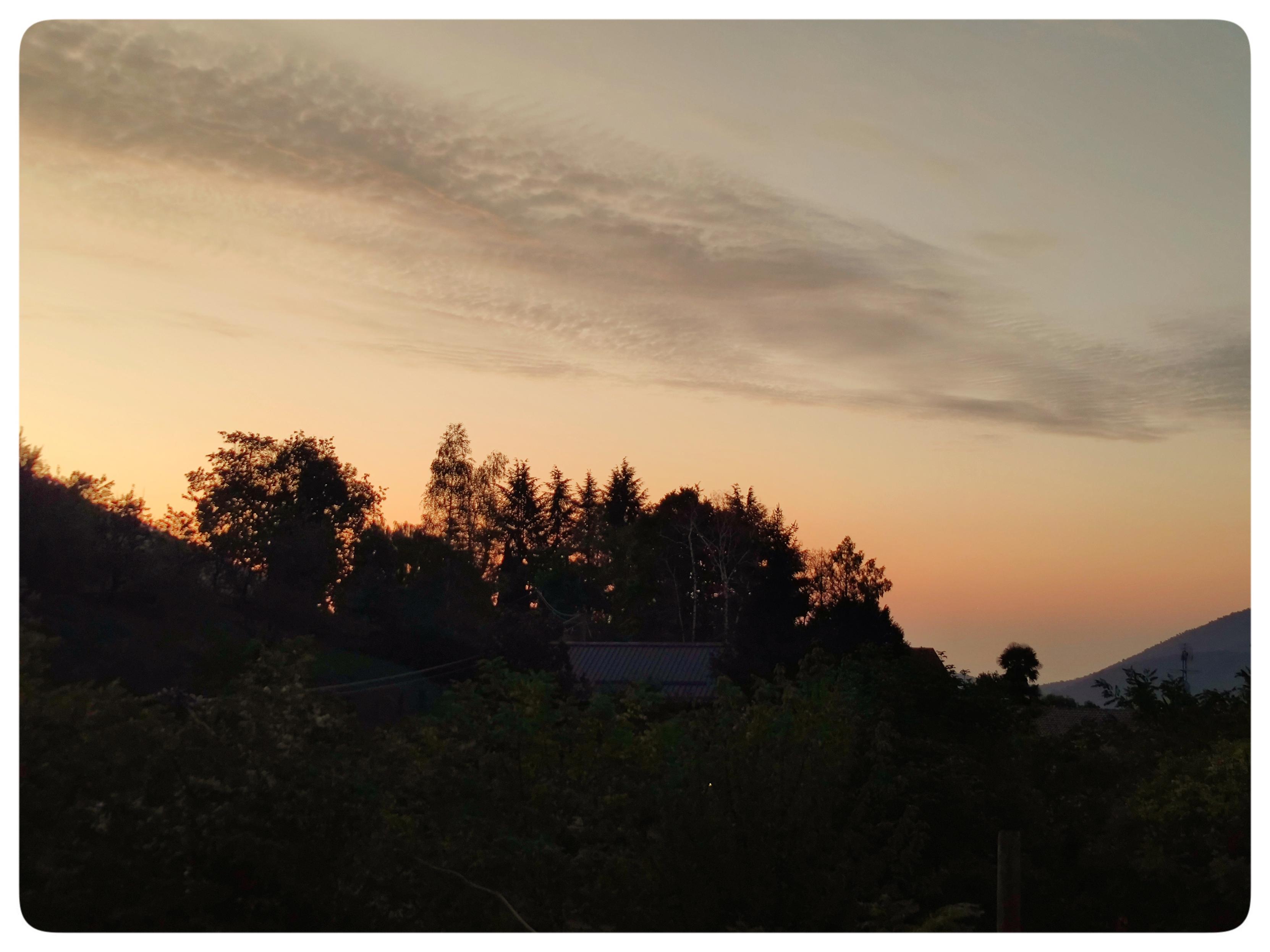Un'alba di fuoco.
Il cielo ha una tinta aranciata. Le montagne nella parte bassa della foto sono nere, per il forte contrasto con la luminosità dell'alba.