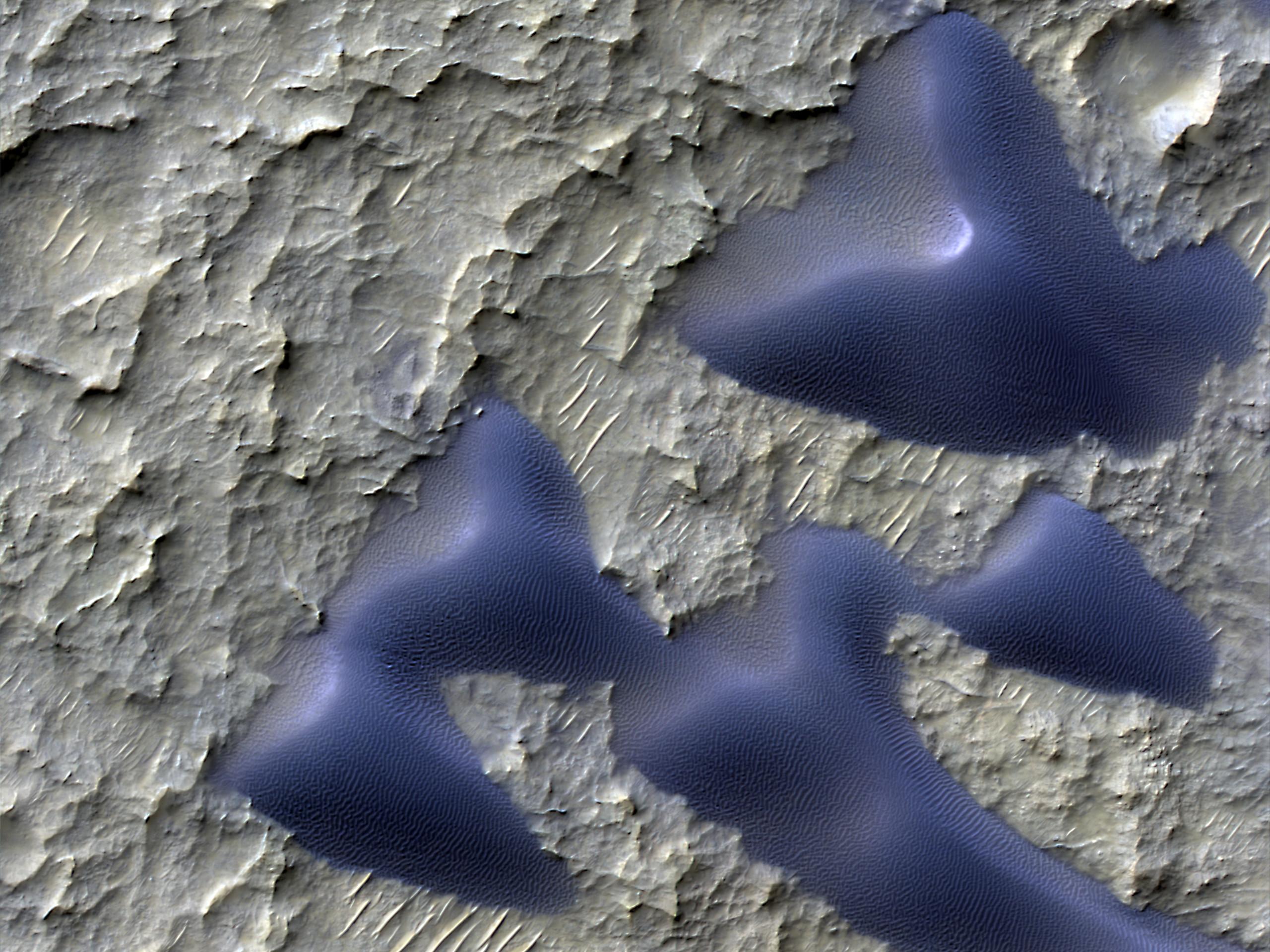 Schaeberle è un grande cratere da impatto situato nell’emisfero meridionale di Marte, che si estende per quasi 159 chilometri (100 miglia). Questa immagine HIRISE rivela il forte contrasto presente sul fondo del cratere.

La superficie chiara e irregolare è ricoperta da piccoli crateri da impatto, a dimostrazione del fatto che questo paesaggio è rimasto esposto per molto tempo. Su questo terreno più antico si adagiano dune lisce e scure, formatesi dalla sabbia trasportata dal vento.

Anche questa piccola sezione del fondo del cratere Schaeberle racconta una lunga storia di cambiamenti. La superficie più antica e craterizzata testimonia un passato remoto, mentre le dune ci indicano che il vento ha contribuito a modellare la superficie in tempi più recenti. Insieme, queste caratteristiche offrono uno spaccato della storia geologica del cratere Schaeberle.