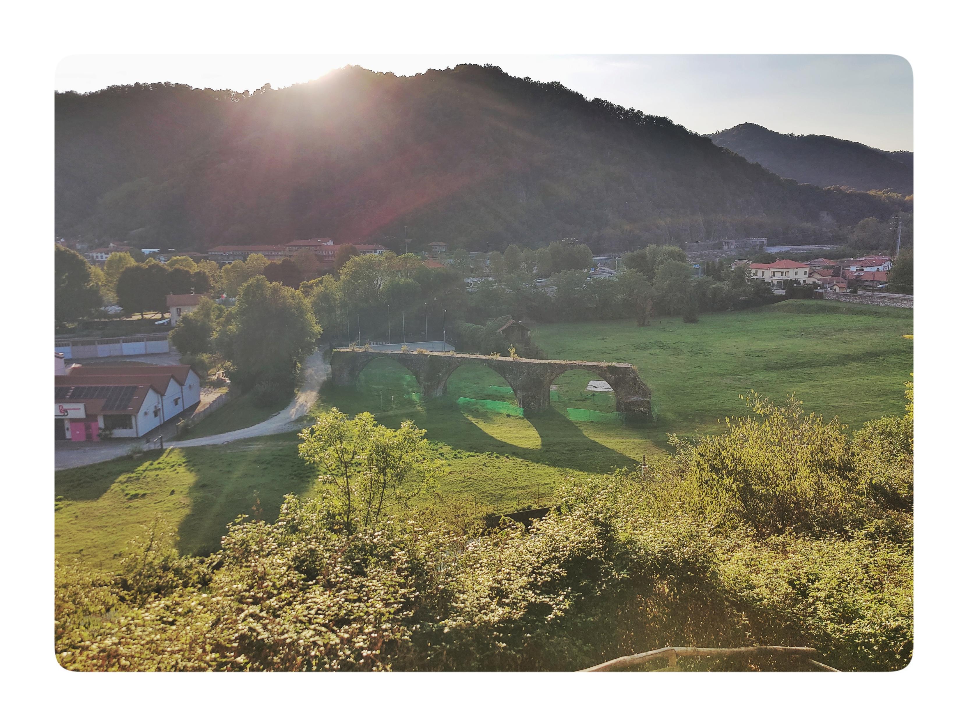 Il ponte medievale. E l'acqua dov'è? È un ponte in mezzo ai prati! Restano solo è archi della struttura originale. Oggi il fiume Sesia scorre poco più in là. Il ponte è circondato da un grande prato. Sullo sfondo, le Alpi.
