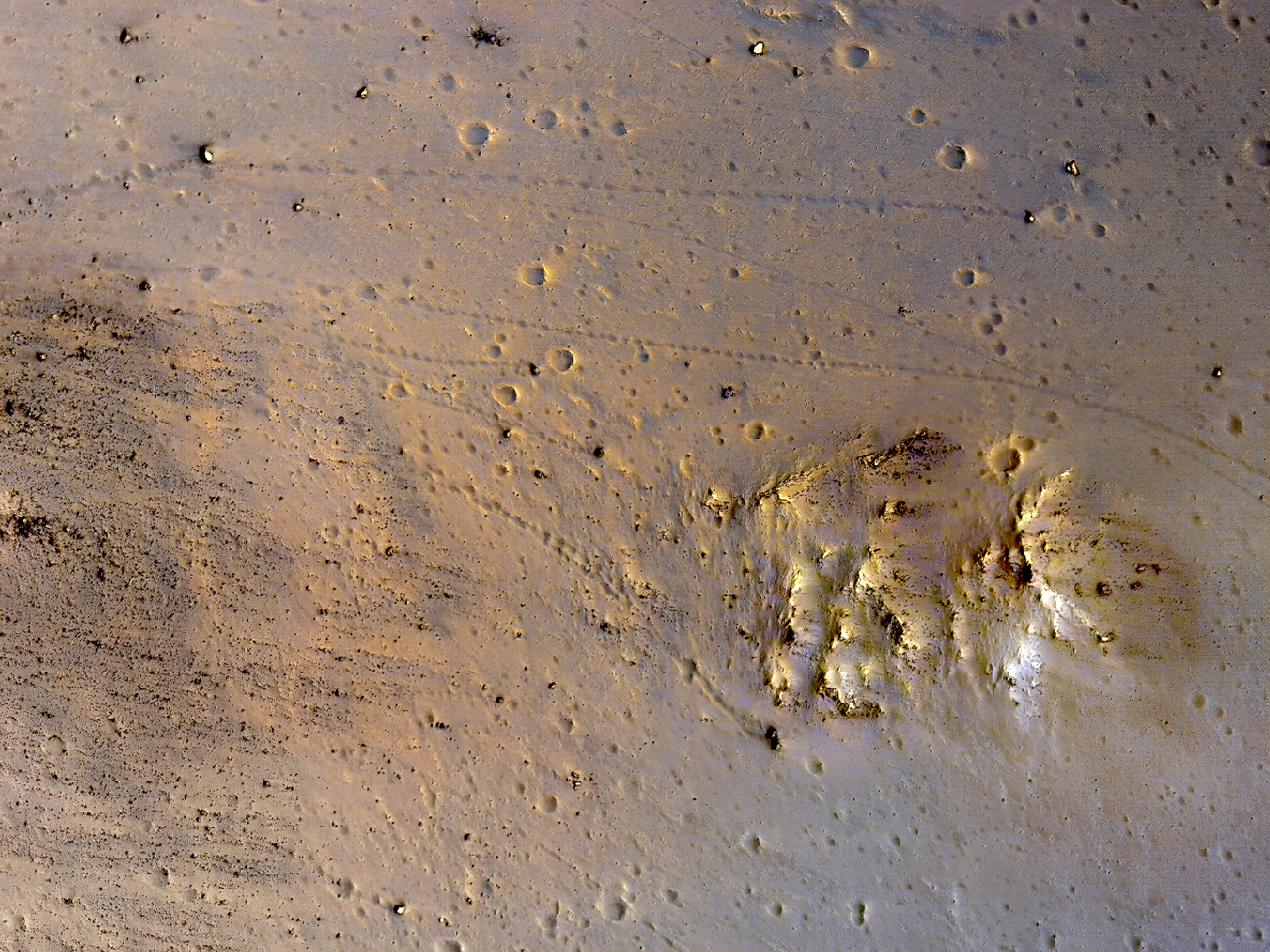 Questa immagine del bordo di Eos Chasma in Valles Marineris mostra l'erosione attiva della superficie marziana. La roccia sedimentaria stratificata è esposta in una scarpata ripida su uno sperone del bordo del canyon. Gli strati scuri in questa scarpata sono costituiti da massi di grandi dimensioni, fino a 4 metri di diametro.

I massi sono allineati lungo orizzonti specifici, presumibilmente singole colate di lava, e sono in equilibrio precario, pronti a scendere nel canyon al minimo disturbo. Per quanto tempo rimarranno i massi in questa posizione precaria, e cosa li spingerà oltre il bordo?

Proprio come sulla Terra, i fattori principali che contribuiscono all'erosione da "movimento di massa" a secco su Marte sono il sollevamento da gelo (frost heaving) e l'espansione e contrazione termica dovute ai cambiamenti di temperatura. I cambiamenti di temperatura su Marte sono estremi rispetto alla Terra, a causa della mancanza di umidità nell'atmosfera marziana e dell'eccentricità dell'orb