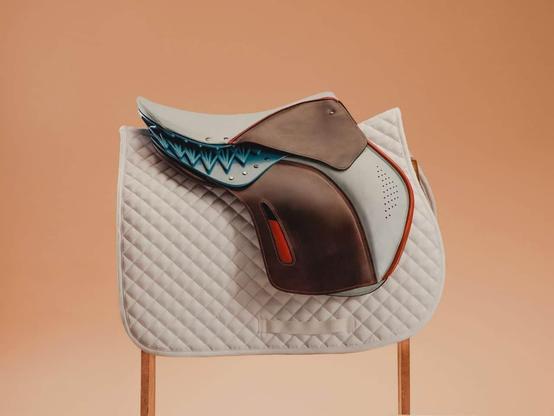 Catalyst è una sella da salto che si modella in 3D sul cavallo. Hallie