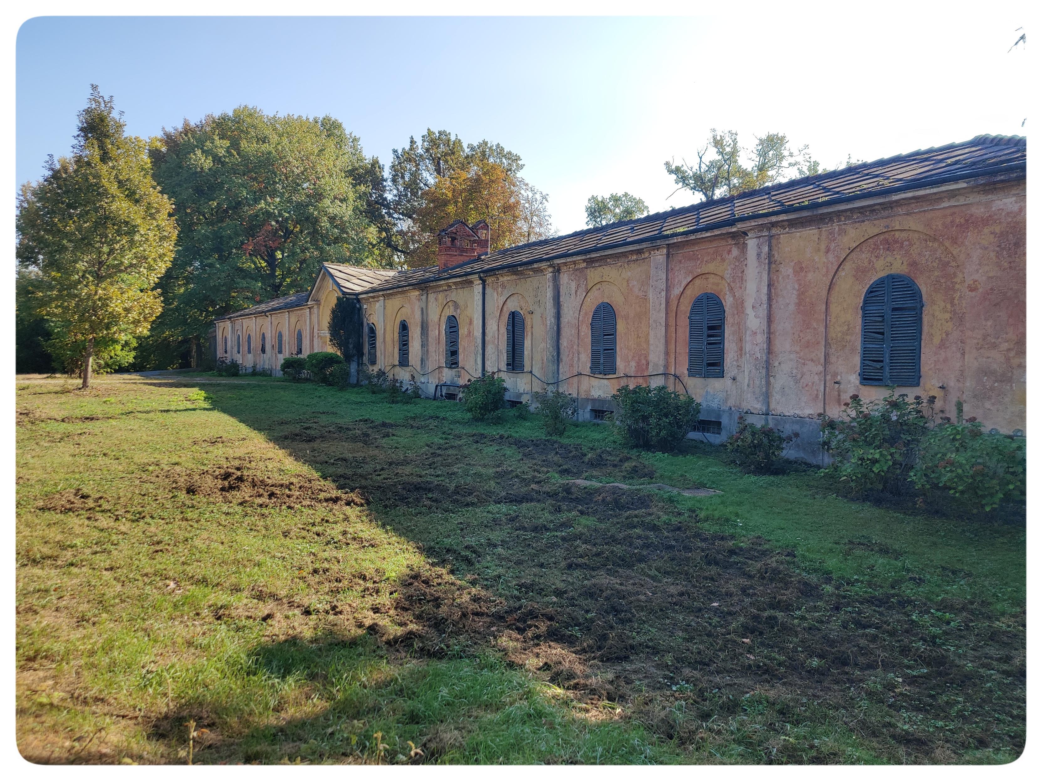 Villa dei laghi.
Struttura esterna e ingresso.
Le pareti sono di color giallo Torino. L'intonaco è scolorito e staccato dalla maggior parte dei muri. Le persiane sono rovinate e cadono a pezzi.
Il prato antistante è stato ampiamente grufolato dai cinghiali.