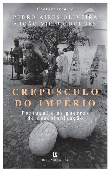Capa do livro “Crepúsculo do Império – Portugal e as Guerras de Descolonização“, coordenado por Pedro Aires Oliveira e João Vieira Borges e publicado pela Bertrand. A capa que tem como imagem de fundo uma fotografia de estátuas portuguesas desmanteladas, algumas tombadas e com inscrições do MPLA, umas de pedra outras de metal. A foto foi tirada em Cucuaco, Angola, em Novembro de 1975, por Joaquim Lobo.