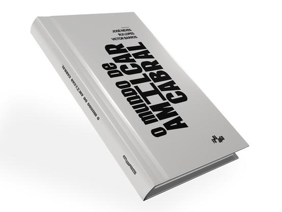 Fotografia do livro “O Mundo de Amílcar Cabral”, organizado por José Neves, Rui Lopes e Víctor Barros, e publicado pela editora Fora de Jogo. A capa não tem qualquer imagem, apenas o título, nome dos organizadores e logótipo da editora.