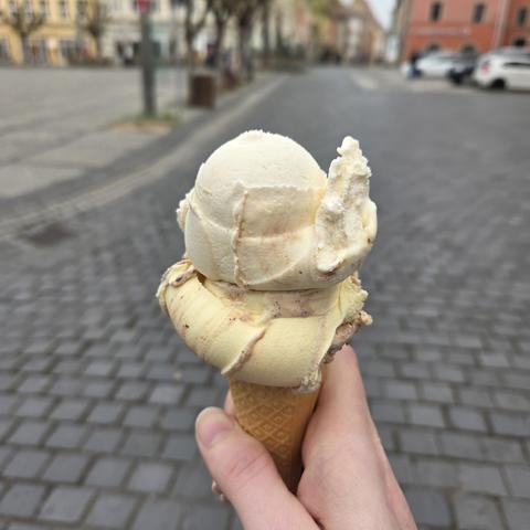 Ein Eis mit 2 Kugeln in meiner Hand.