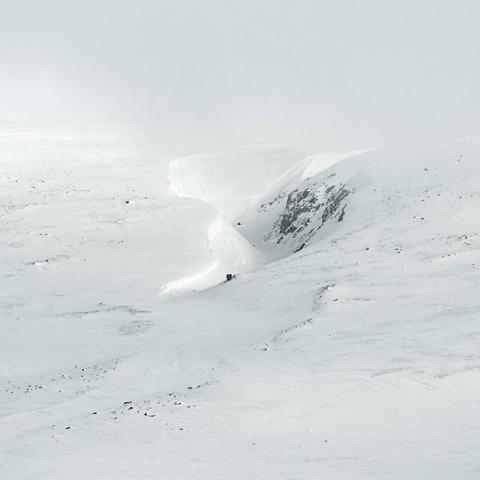 Photo of a snowy gulch, known as "kuru" in Finnish, highlighting the potential danger to skiers in winter.