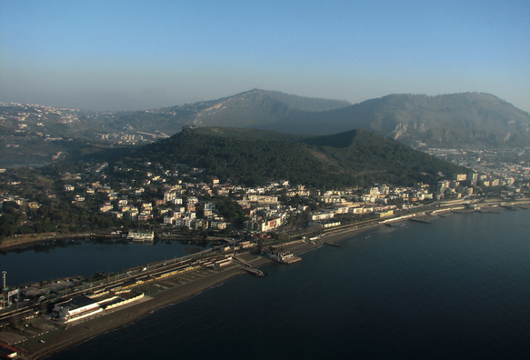 Le Monte Nuovo, né en 1538, représente la dernière activité éruptive des Champs Phlégréens. CC BY Istituto Nazionale di Geofisica e Vulcanologia.